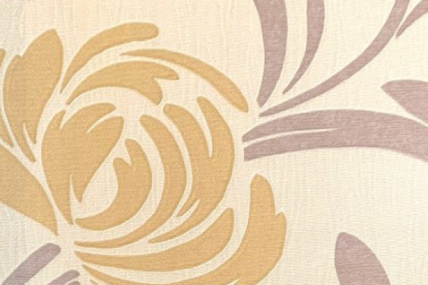 کاغذ دیواری طرح گلبرگ های قهوه ای بزرگ با شاخه های بنفش در زمینه بافت دار کرم