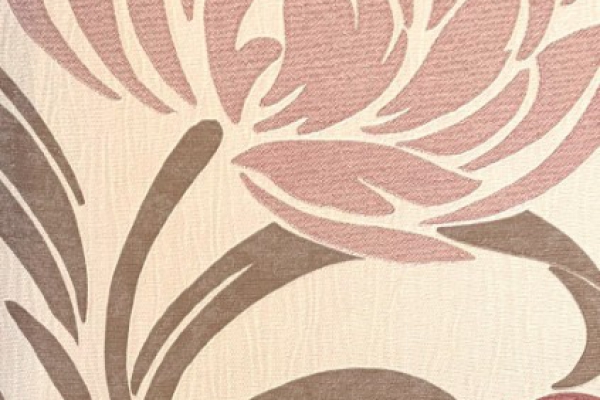 کاغذ دیواری طرح گلبرگ های صورتی بزرگ با شاخه های قهوه ای در زمینه بافت دار کرم