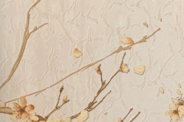 کاغذ دیواری طرح شاخه و شکوفه های کرم و قهوه ای در زمینه رگه دار کرم