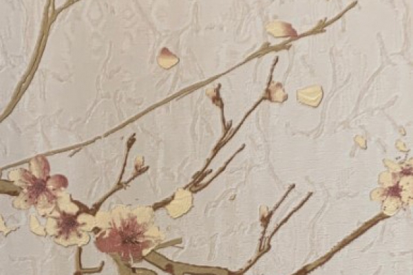 کاغذ دیواری طرح شاخه و شکوفه های قهوه ای در زمینه رگه دار تیره و روشن