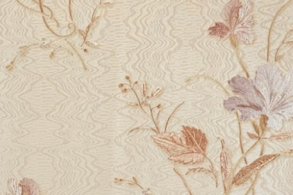 کاغذ دیواری طرح گل های طوسی و برگ های قهوه ای در زمینه موج دار کرم