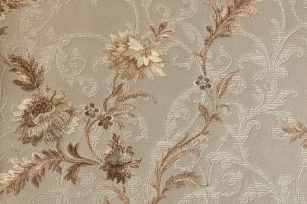 کاغذ دیواری طرح گل ها و شاخه و برگ قهوه ای در زمینه رنگ قهوه ای روشن