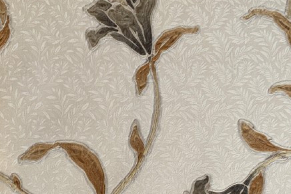 کاغذ دیواری طرح شاخه و برگ های قهوه ای و تیره در زمینه طوسی و کرم بافت دار