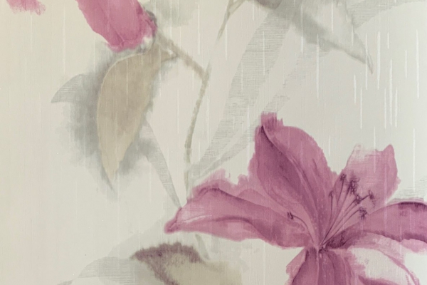 کاغذ دیواری طرح آبرنگی گل های صورتی و برگ های سبز روشن در زمینه روشن