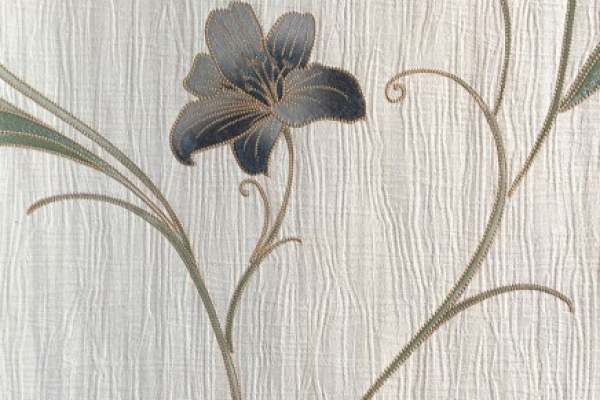 کاغذ دیواری با گل و شاخه تیره و زمینه بافت موجی رگه ای طوسی و قهوه ای روشن