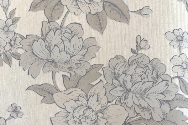کاغذ دیواری با طرح گل ها و برگ در زمینه طوسی