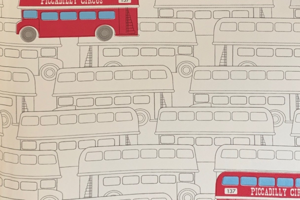 کاغذ دیواری طرح اتوبوس قرمز در زمینه روشن