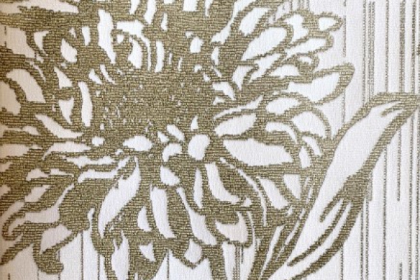 کاغذ دیواری طرح گل بزرگ قهوه ای دارای برگ در زمینه کرم و خطوط عمودی همرنگ 