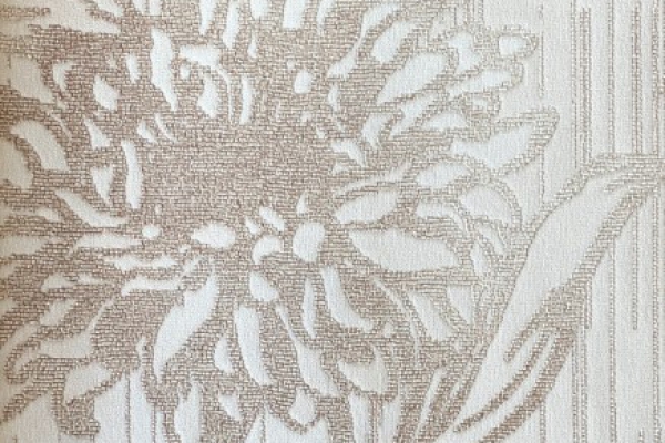 کاغذ دیواری طرح گل بزرگ قهوه ای کم رنگ دارای برگ در زمینه کرم و خطوط عمودی همرنگ 