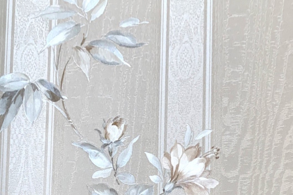 کاغذ دیواری با گل ها و برگ های رنگی سفید و کرم در زمینه روشن راه راه عمودی ساده و موجی 