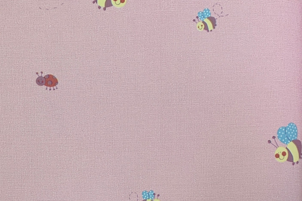 کاغذ دیواری طرح کودک زنبور و کفش دوزک در زمینه تیره رنگ
