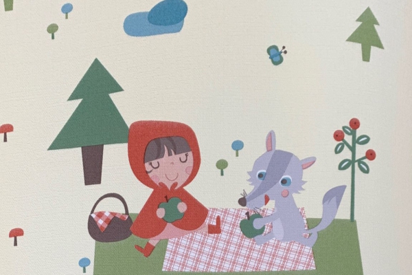 کاغذ دیواری طرح کودک شنل قرمزی و گرگ و درخت سبز در زمینه روشن
