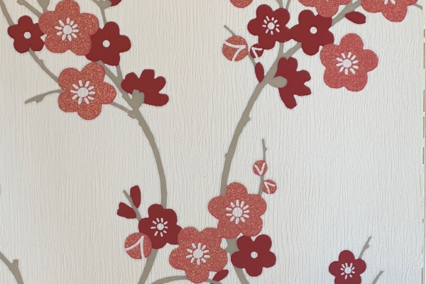 کاغذ دیواری طرح گل های قرمز با شاخه های طوسی تیره و زمینه روشن بافت دار