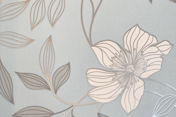 کاغذ دیواری طرح گل های کرم رنگ روشن و شاخه های قهوه ای و زمینه طوسی تیره