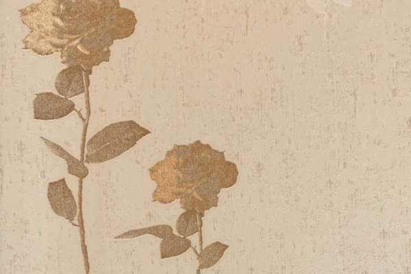 کاغذ دیواری طرح گل های قهوه ای کم رنگ در زمینه تیره و روشن