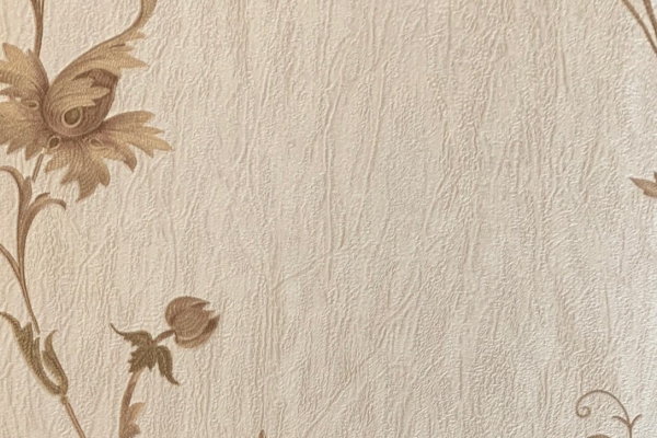 کاغذ دیواری طرح گل های قهوه ای رنگ تیره در زمینه دارای بافت تیره و روشن کرم