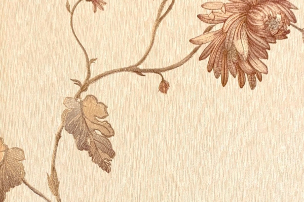 کاغذ دیواری طرح گل های  و شاخه های قهوه ای تیره و زمینه دارای بافت روشن 