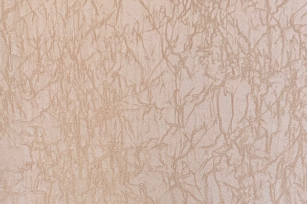 کاغذ دیواری طرح رگه ای پراکنده قهوه ای روشن در زمینه کرم