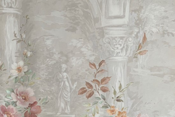 کاغذ دیواری طرح زمینه طوسی دارای تصویر مجسمه و ستون و گل های رنگی و برگ های سبز کوچک