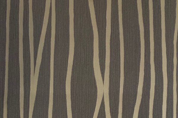 کاغذ دیواری طرح خطوط موجی عمودی قهوه ای روشن در زمینه بافت دار عمودی سیاه