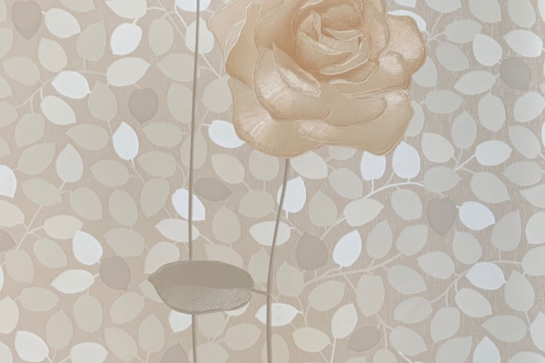 کاغذ دیواری طرح گل رز کرم رنگ در زمینه برگ های کوچک کرم رنگ
