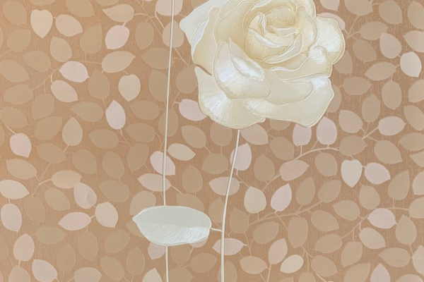 کاغذ دیواری طرح گل رز کرم رنگ در زمینه برگ های کوچک کرم رنگ در زمینه قهوه ای روشن