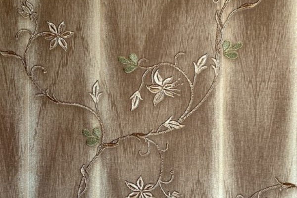 کاغذ دیواری زمینه مخمل قهوه ای با شاخه های پیچک دارای گل و برگ کوچک