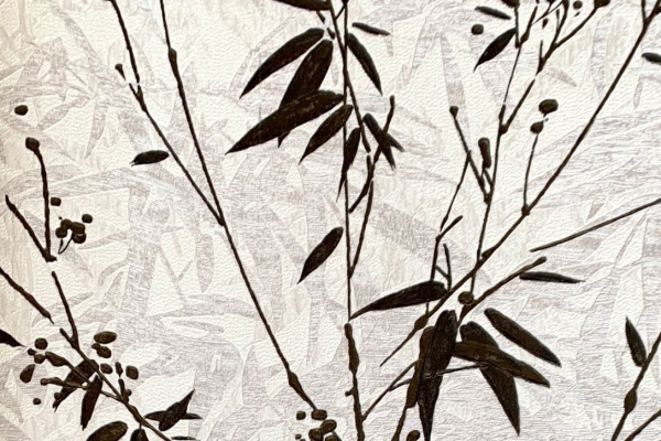 کاغذ دیواری طرح شاخه و برگ های مشکی در زمینه طوسی روشن بافت دار