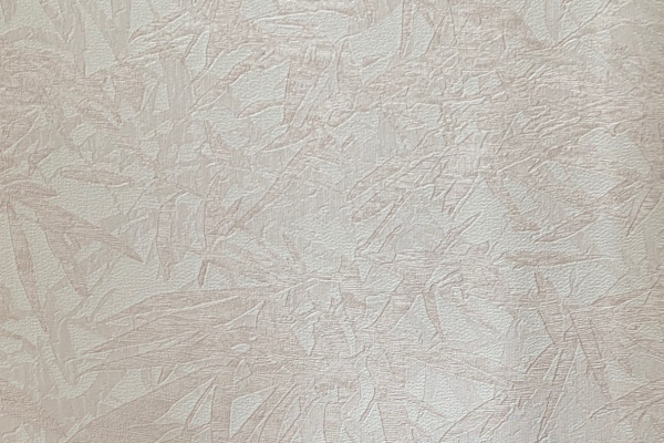 کاغذ دیواری طرح برگ های پراکنده کرم رنگ در زمینه طوسی کم رنگ