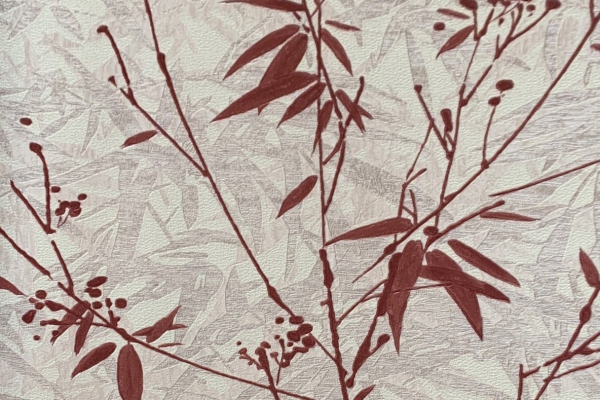 کاغذ دیواری طرح شاخه و برگ های قهوه ای مایل به قرمز در زمینه طوسی کرم روشن بافت دار