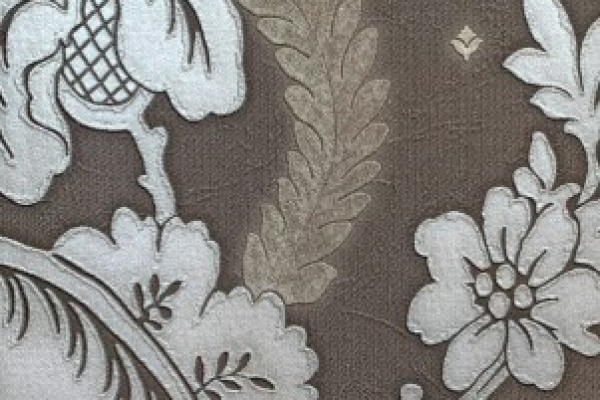 کاغذ دیواری طرح گل و شاخه و برگ طوسی در زمینه بسیار تیره